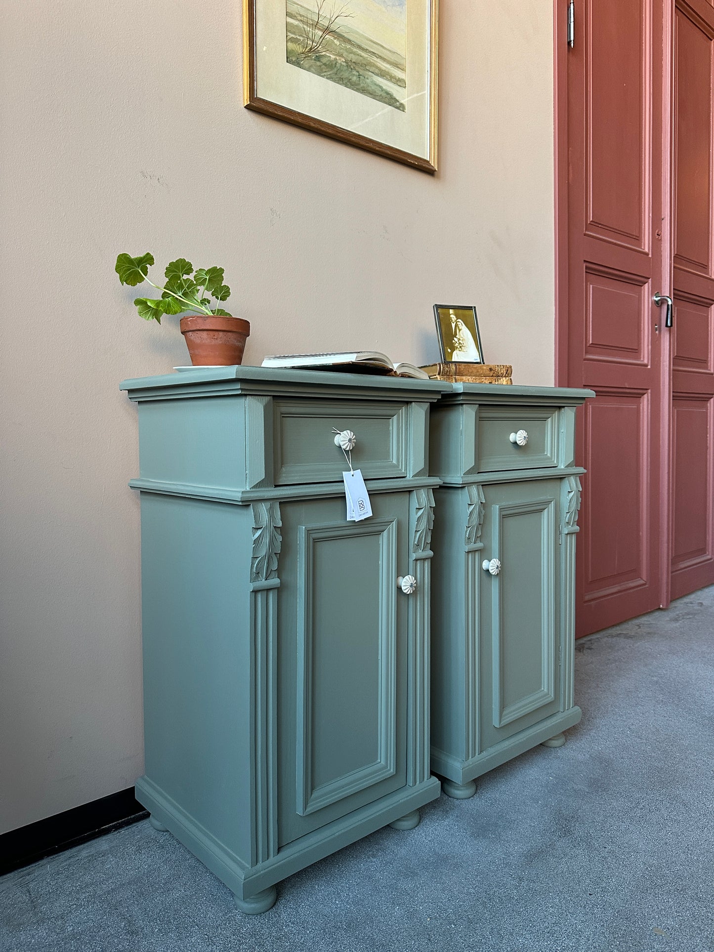 2 st gröna sängbord mot en rosa vägg