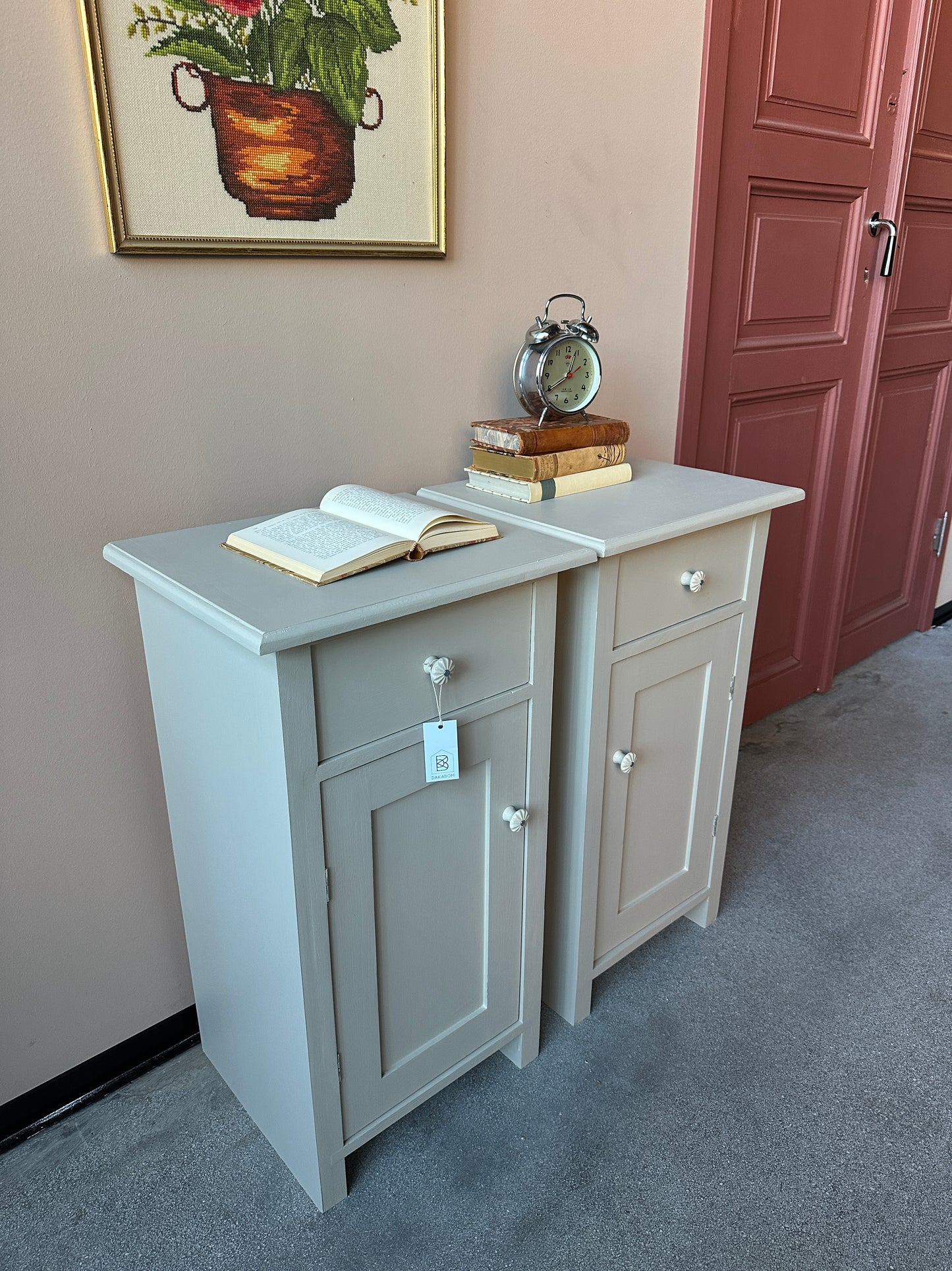 2 st sängbord i greige kulör