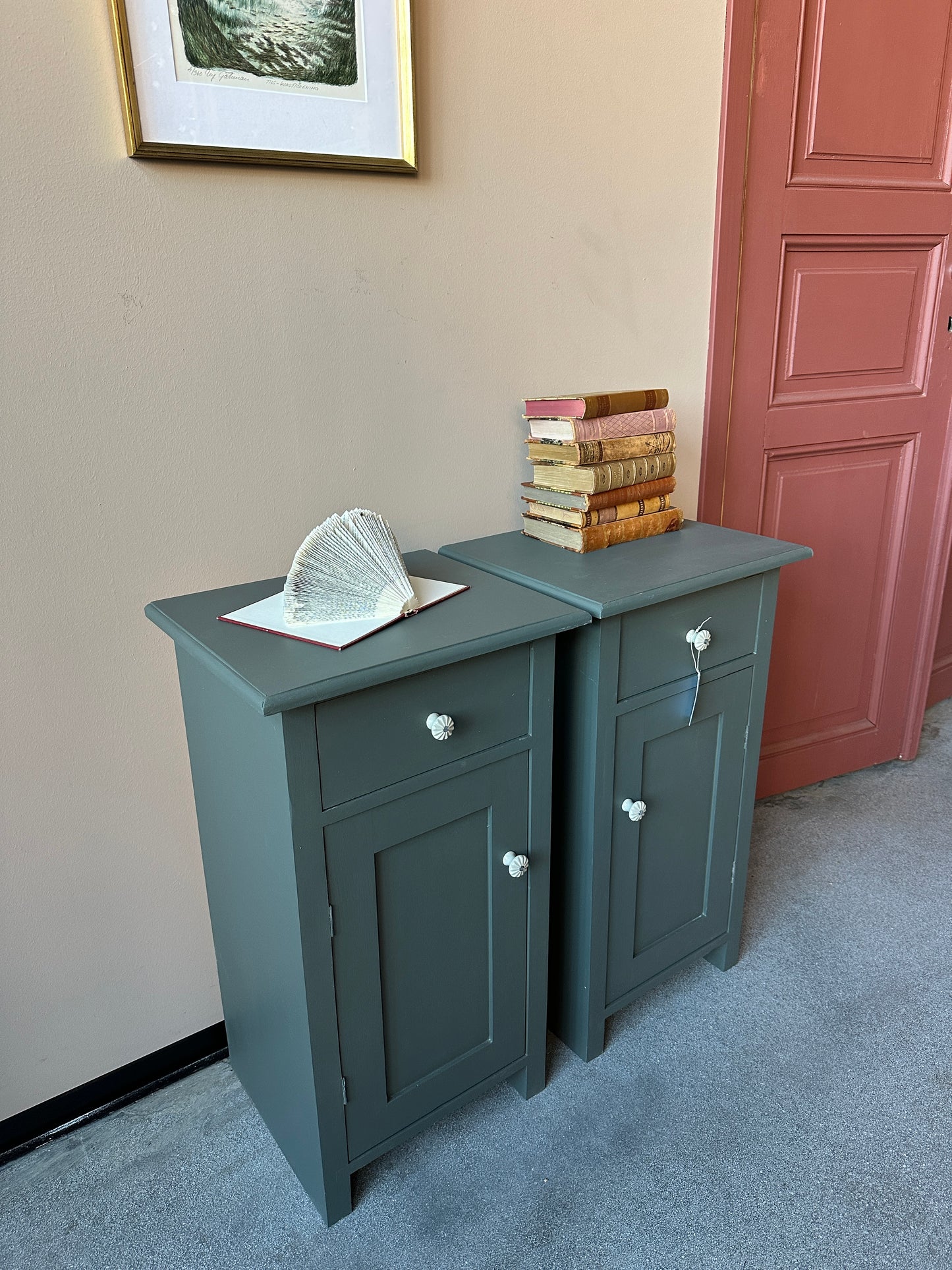 2 st grågröna sängbord