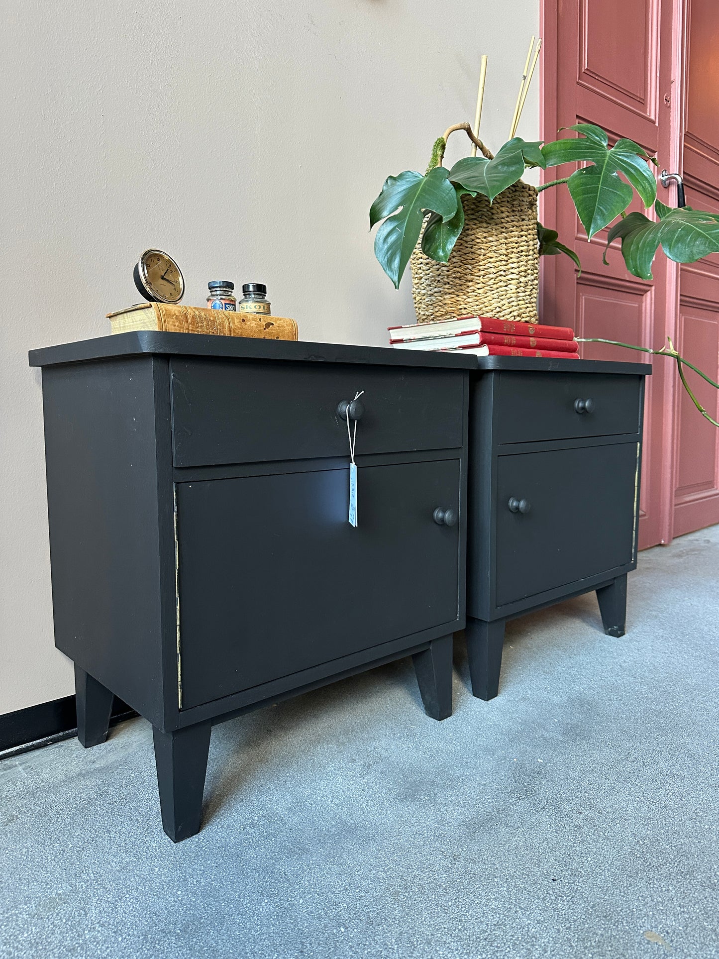 Ett par gamla snygga sängbord med enkla rena linjer i lite retro stil