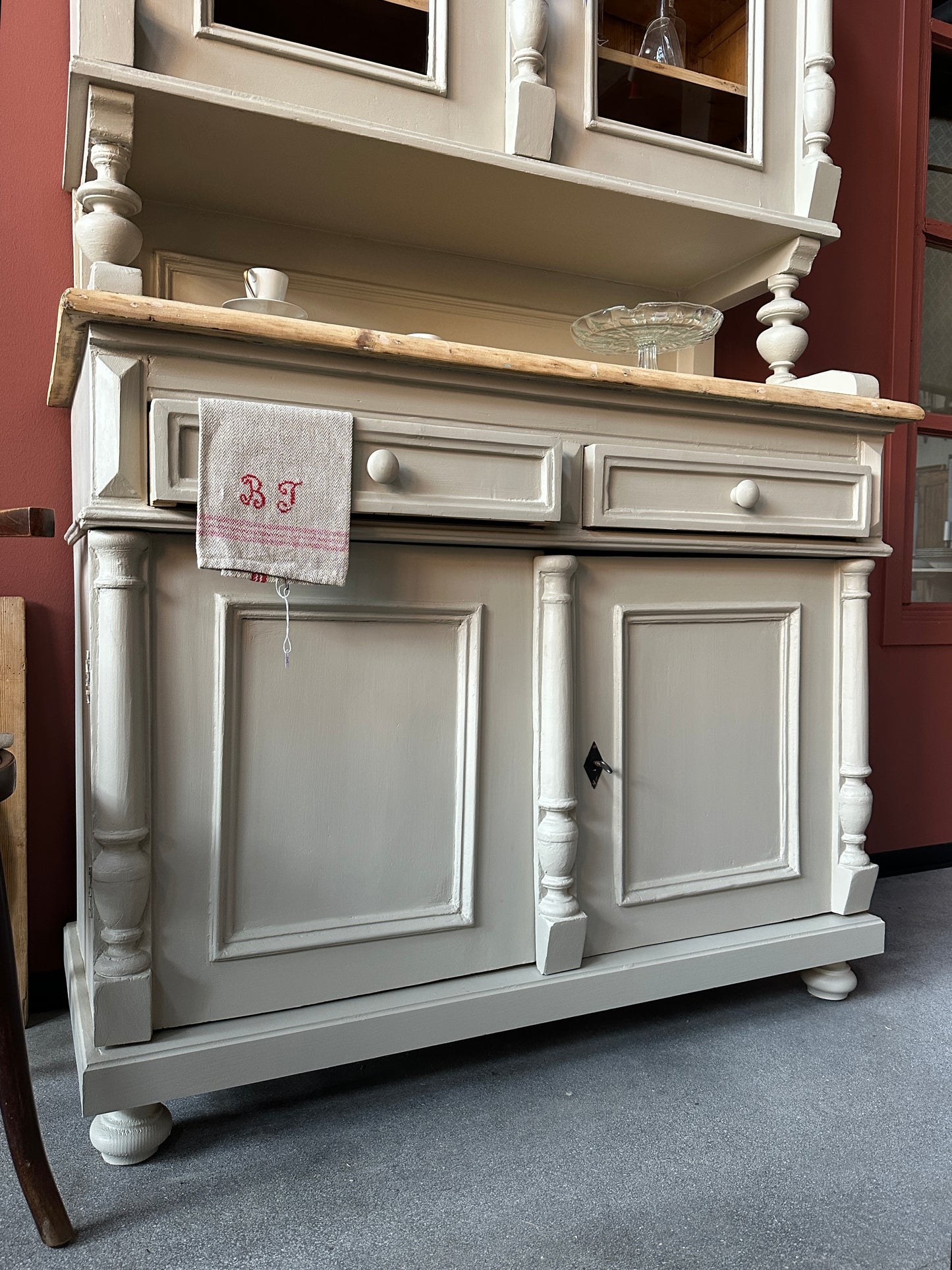 Ett gammalt, vackert köksskåp med härlig utformning och ståtlig höjd