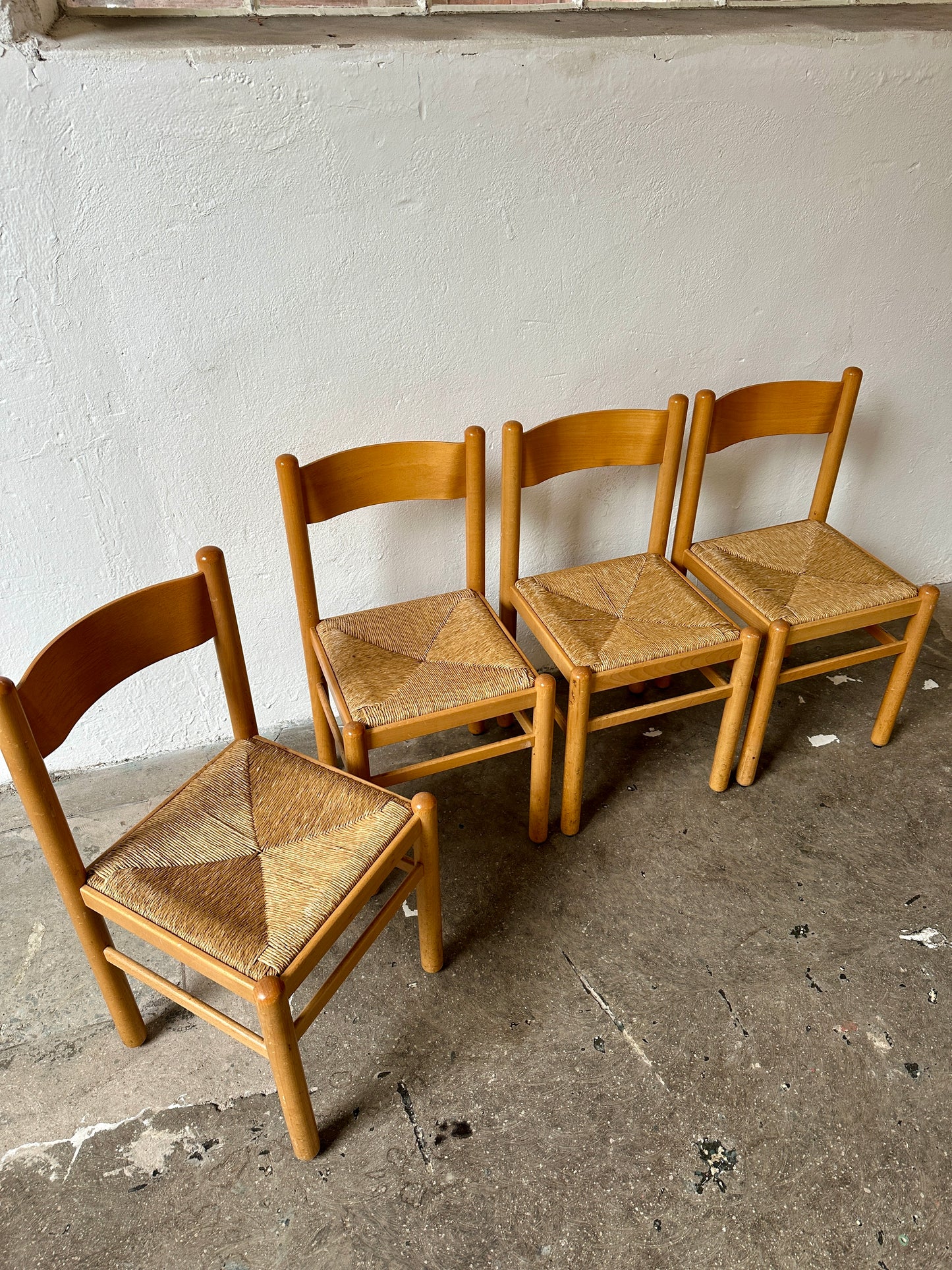 Ett set med 4 st gamla, fina stolar. Dessa har sannolikt stått på någon ungersk restaurang eller bar tidigare.