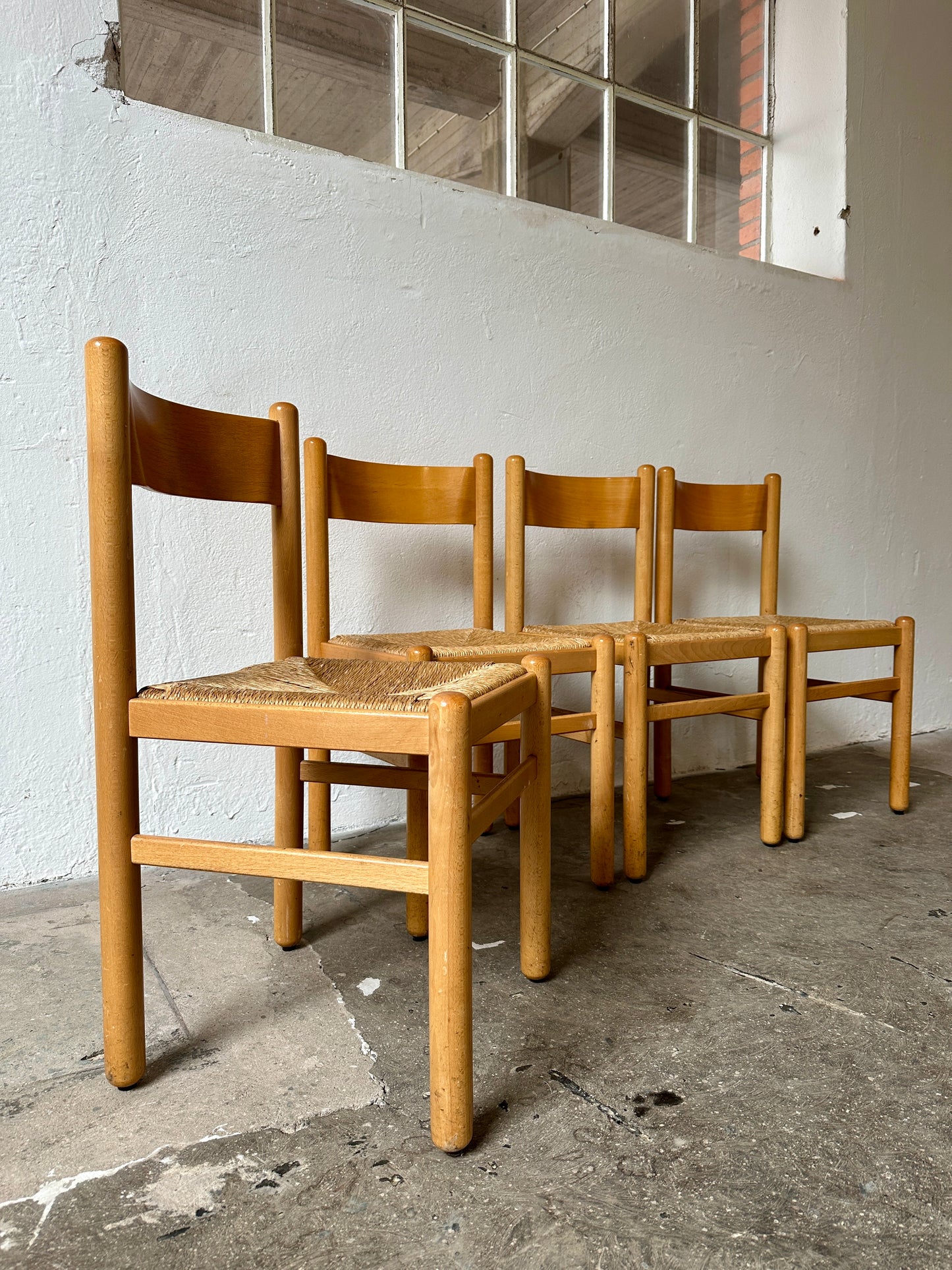 Ett set med 4 st gamla, fina stolar. Dessa har sannolikt stått på någon ungersk restaurang eller bar tidigare.