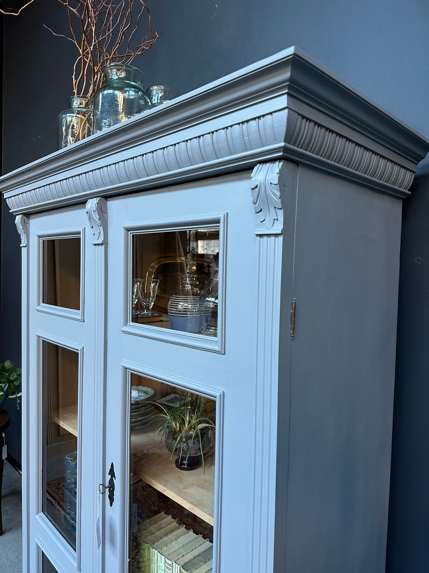 ljust blått skåp mot blå vägg