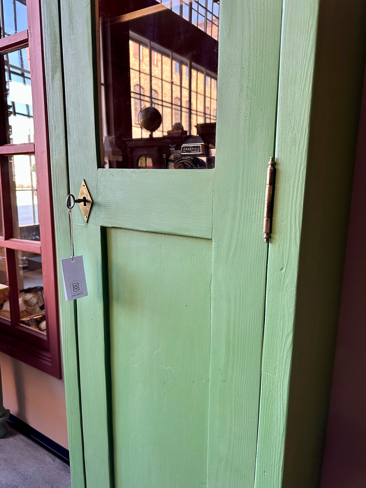 ett grönt vitrinskåp, närbild