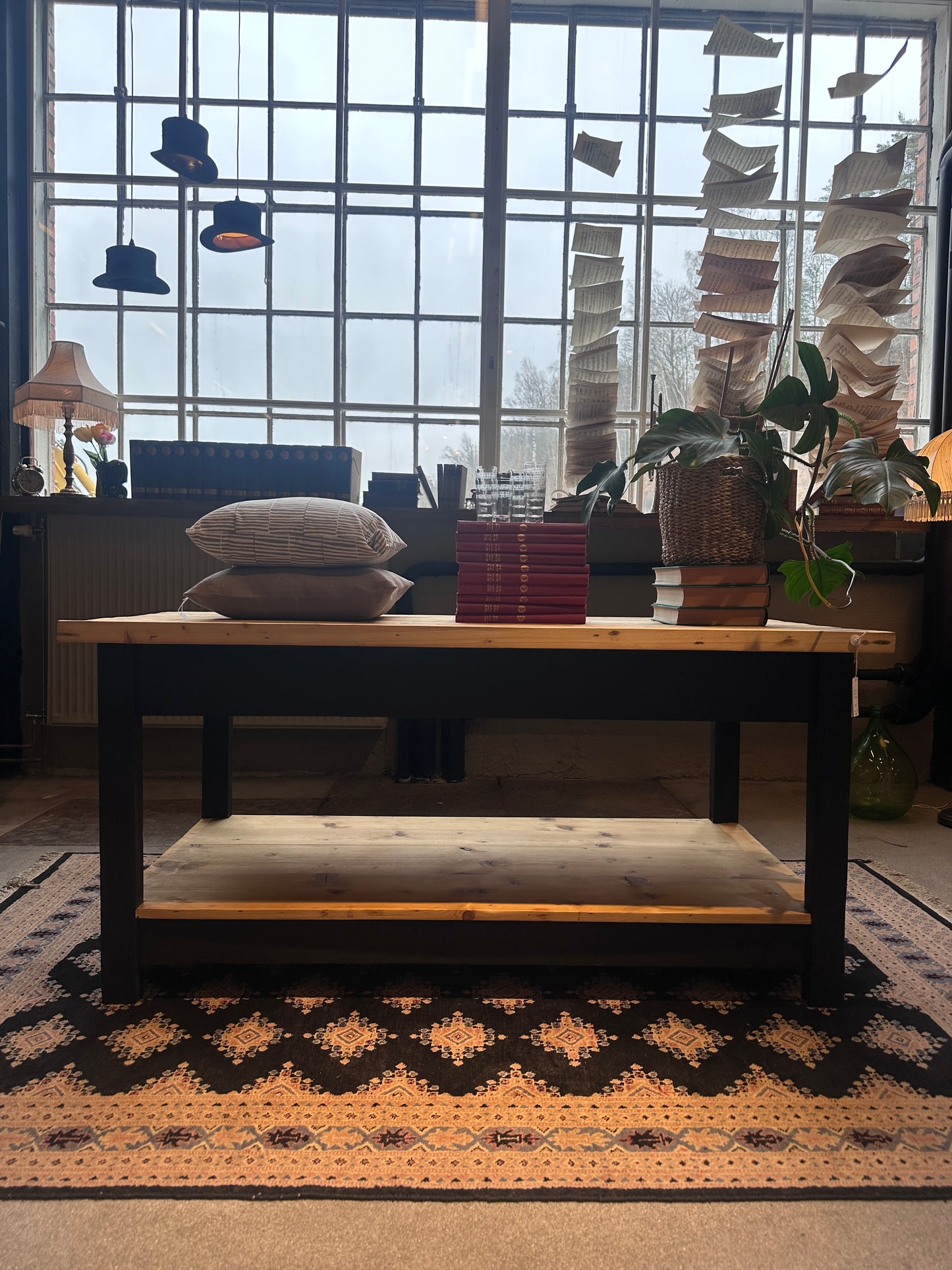 Svart köksö i butiksmiljö.