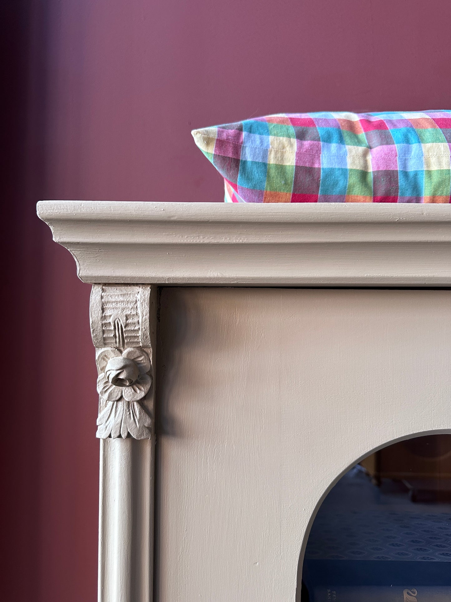 Hörndetalj på vitrinskåp.