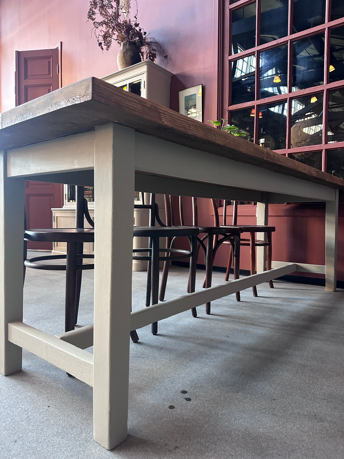 Vackert bord som skulle kunna fungera som både matbord, köksö eller sideboard då det inte är så djupt