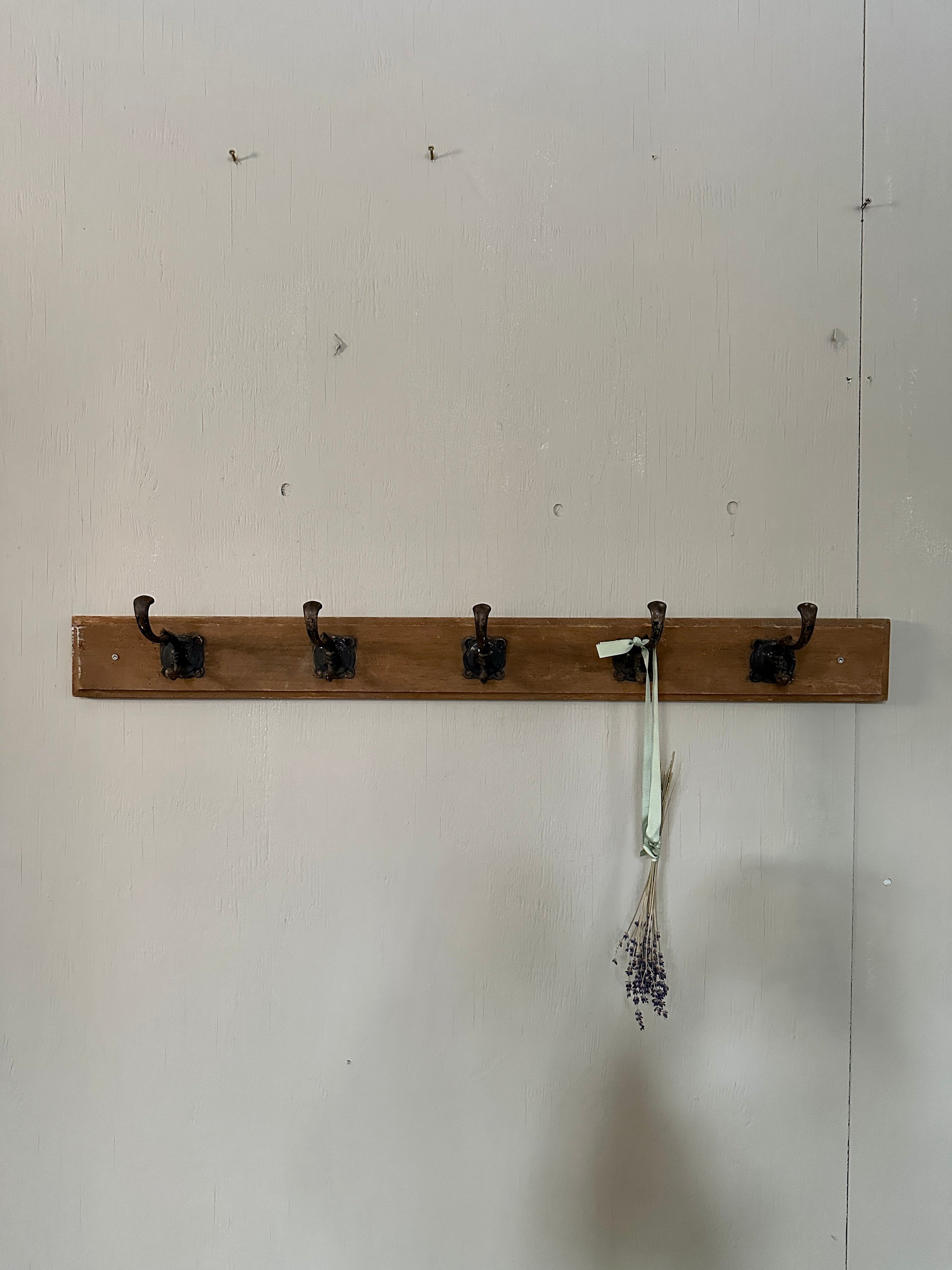 Kroklist i trä och metall. Gammal. Vintage.