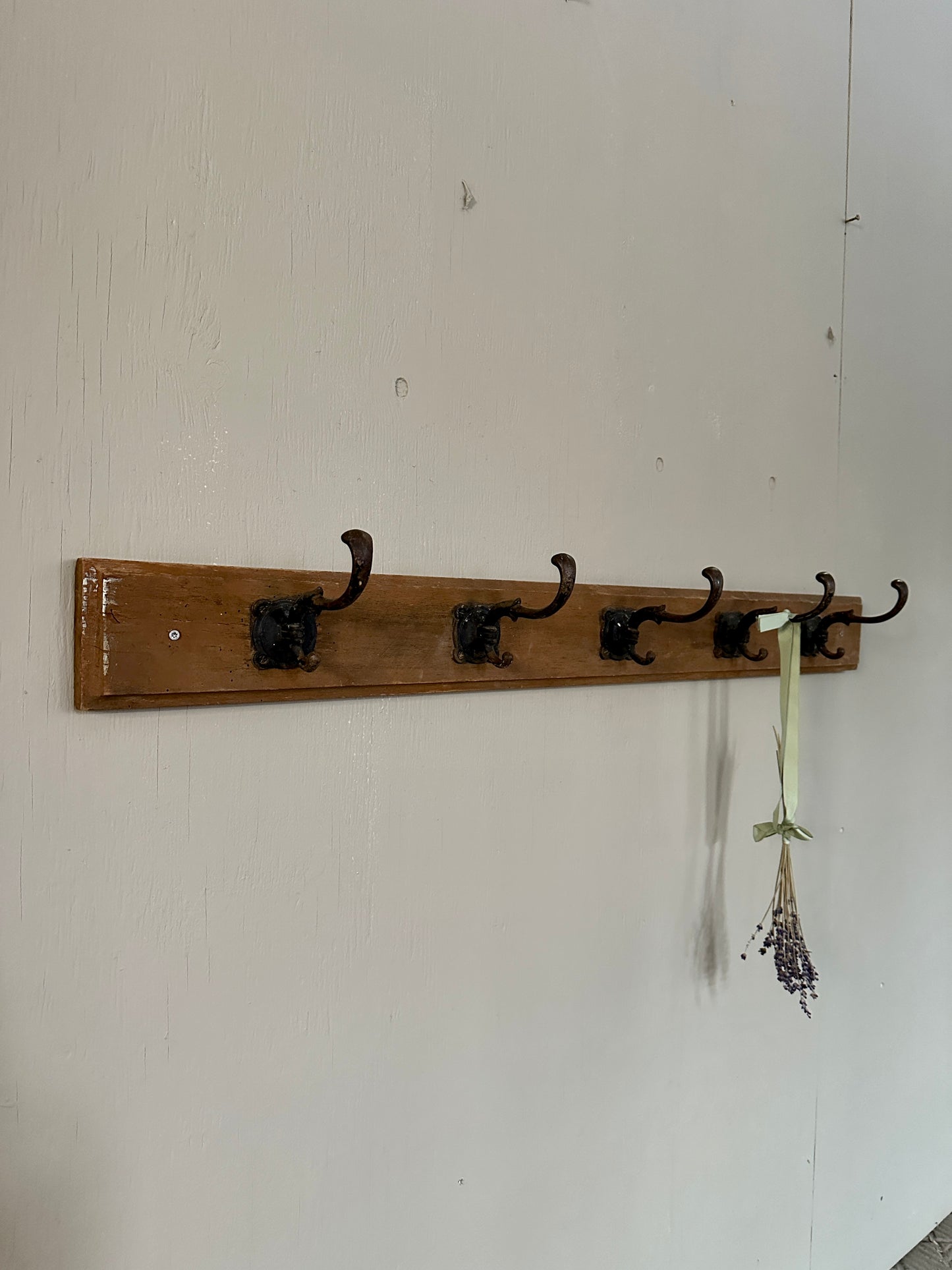 Kroklist i trä och metall. Gammal. Vintage.