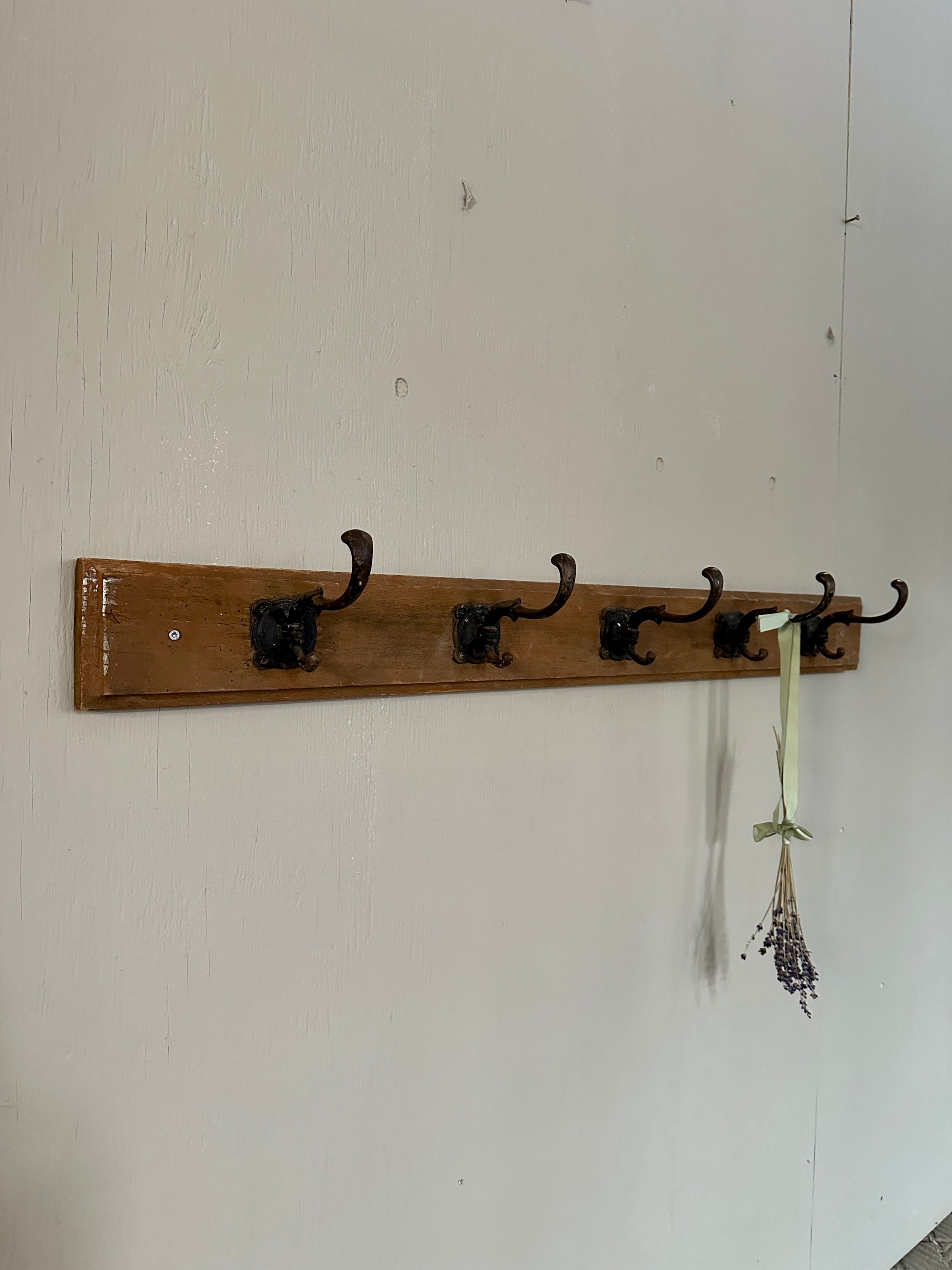 Kroklist i trä och metall. Gammal. Vintage.