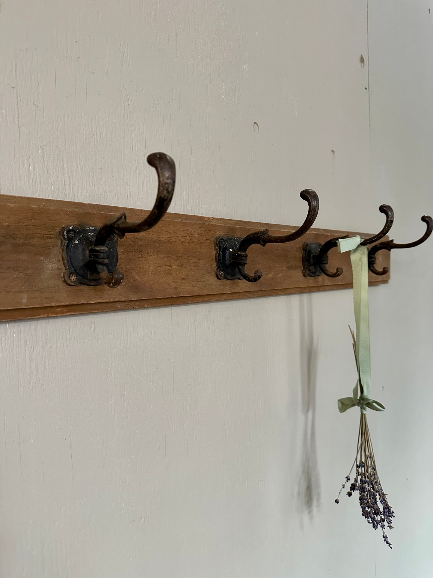 Kroklist i trä och metall. Gammal. Vintage.