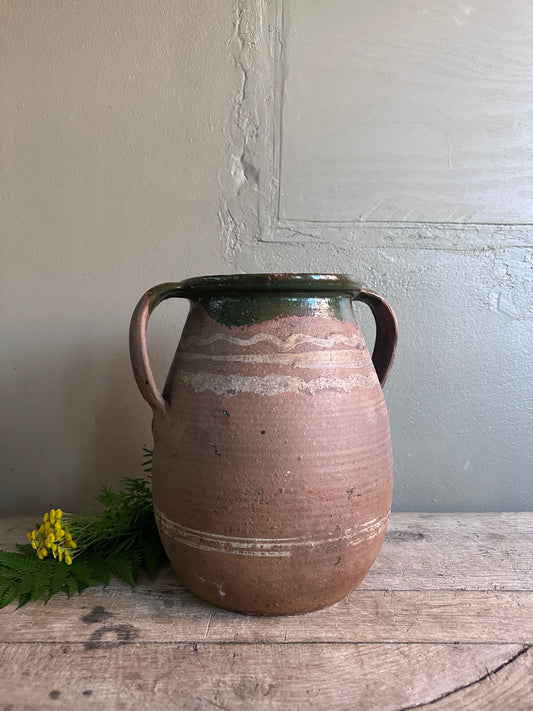 Urna gammal och vacker med gröna detaljer.