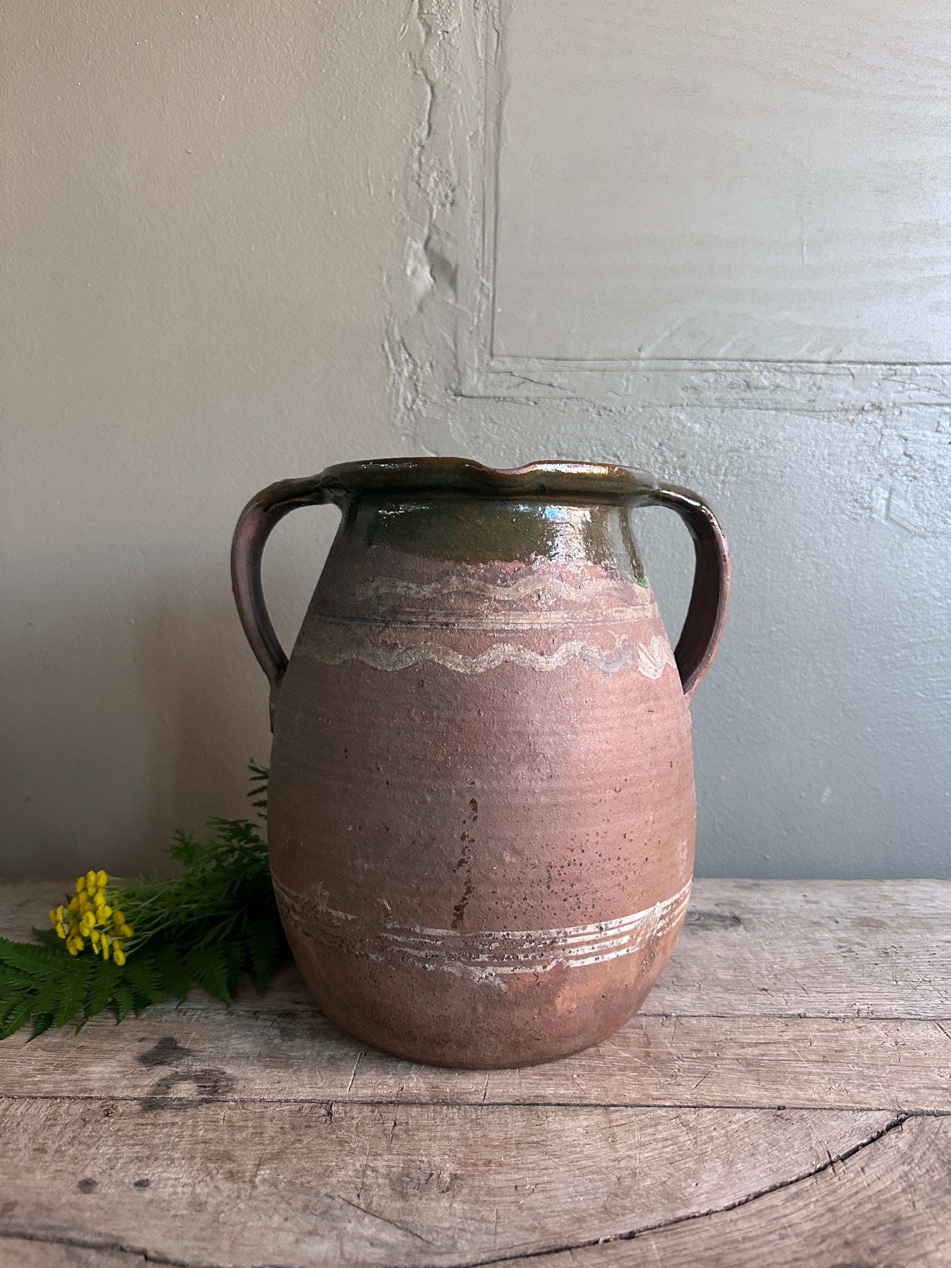 Urna gammal och vacker med gröna detaljer.