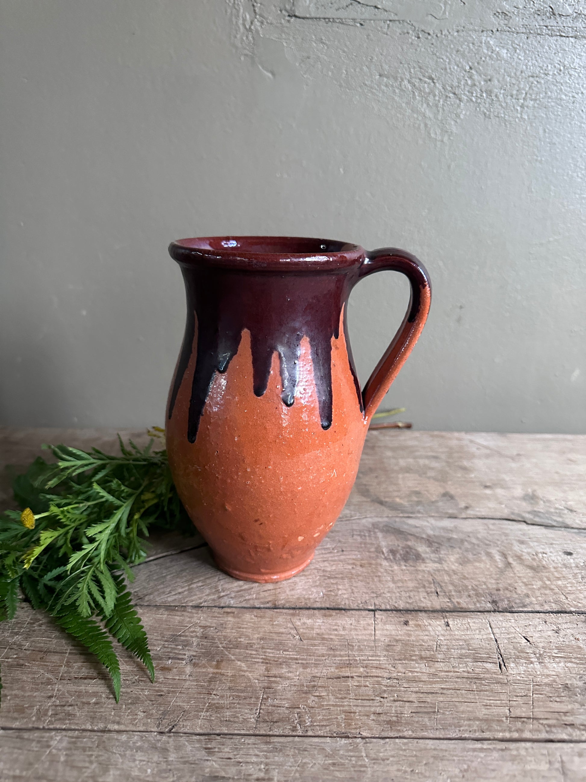 urna, gammal och vacker i keramik.