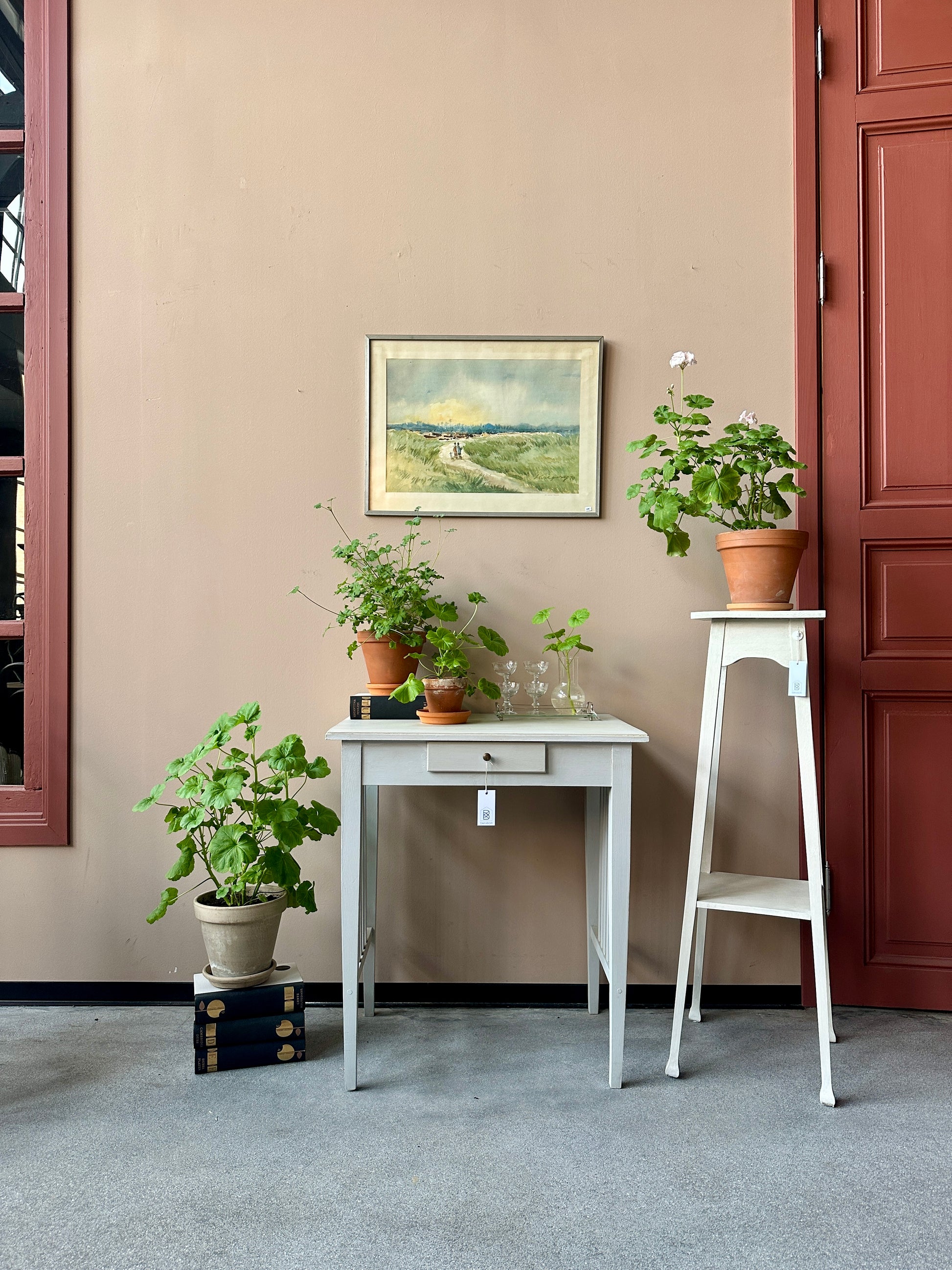 Ett otroligt vackert sideboard eller i lite nättare mått.
Bordet har en liten låda med ett vackert beslag