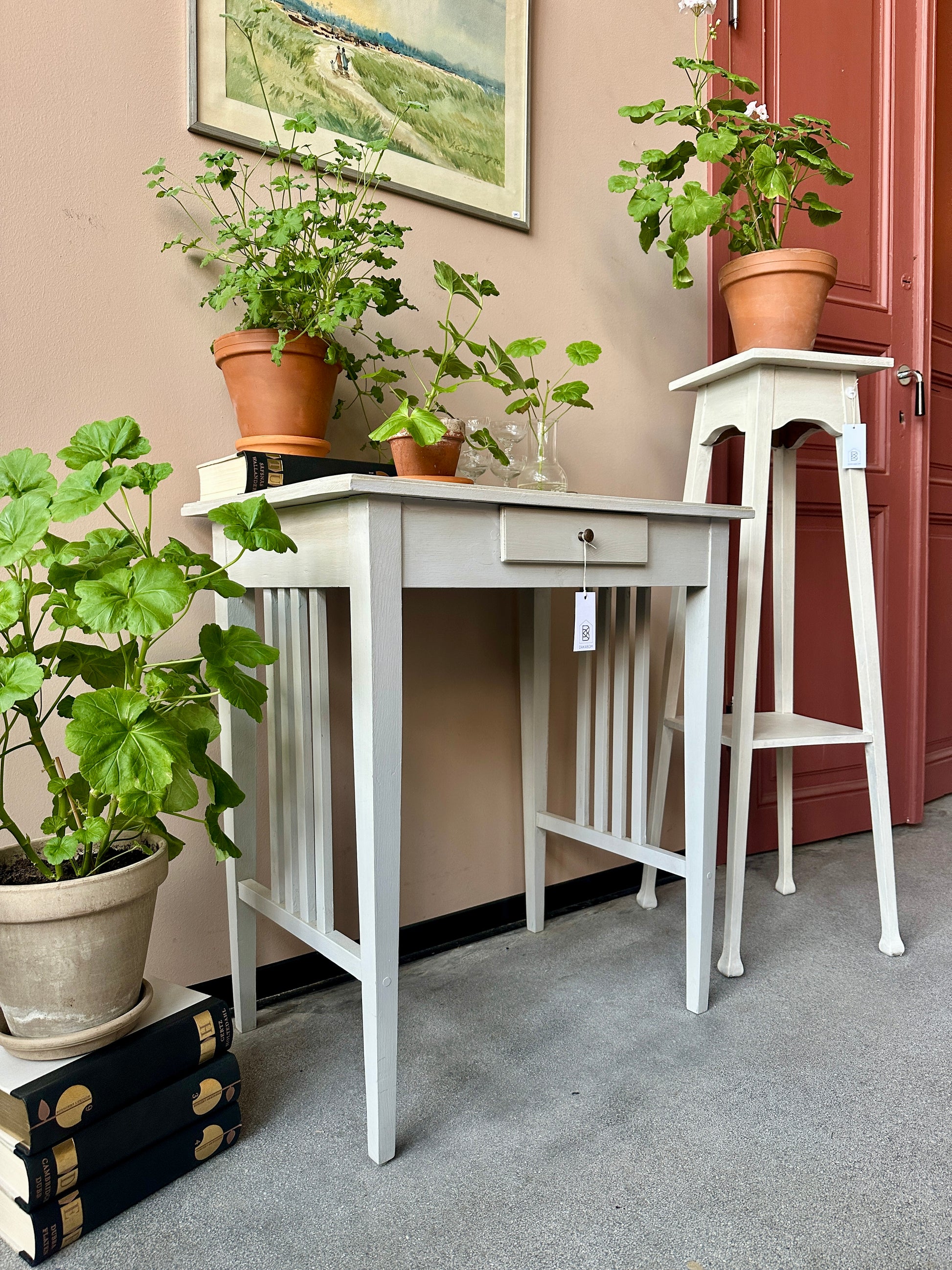 Ett otroligt vackert sideboard eller i lite nättare mått.
Bordet har en liten låda med ett vackert beslag