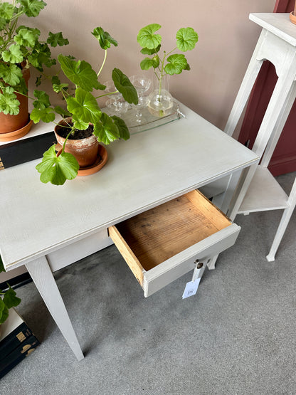 Ett otroligt vackert sideboard eller i lite nättare mått.
Bordet har en liten låda med ett vackert beslag