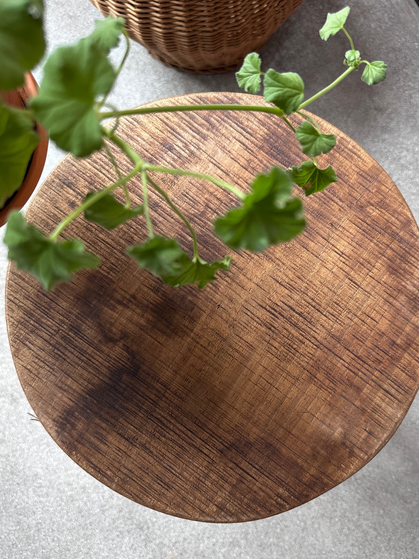 En rund, söt liten pall i trä. Pallen fungerar lika bra som extra sittplats som sängbord eller litet bord