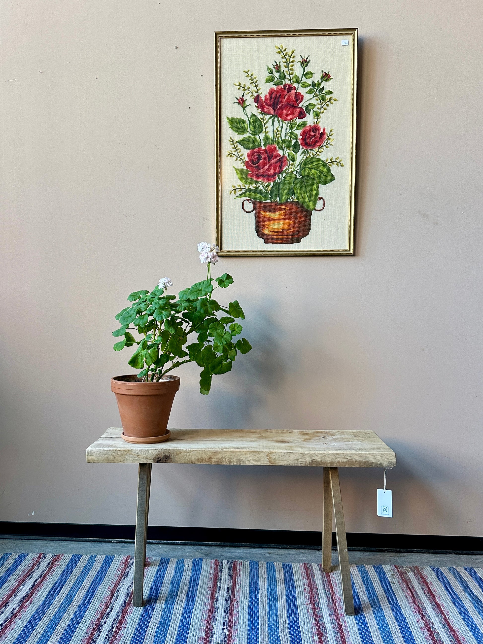 En snygg liten bänk i trä. Bänken fungerar perfekt som en extra liten sittplats i hallen eller som en fin blombänk under fönstret