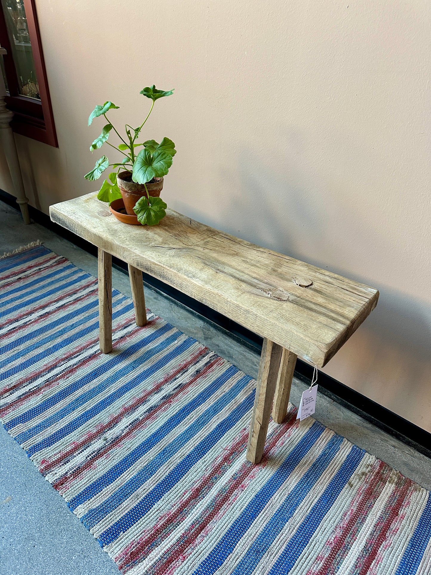 En snygg liten bänk i trä. Bänken fungerar perfekt som en extra liten sittplats i hallen eller som en fin blombänk under fönstret