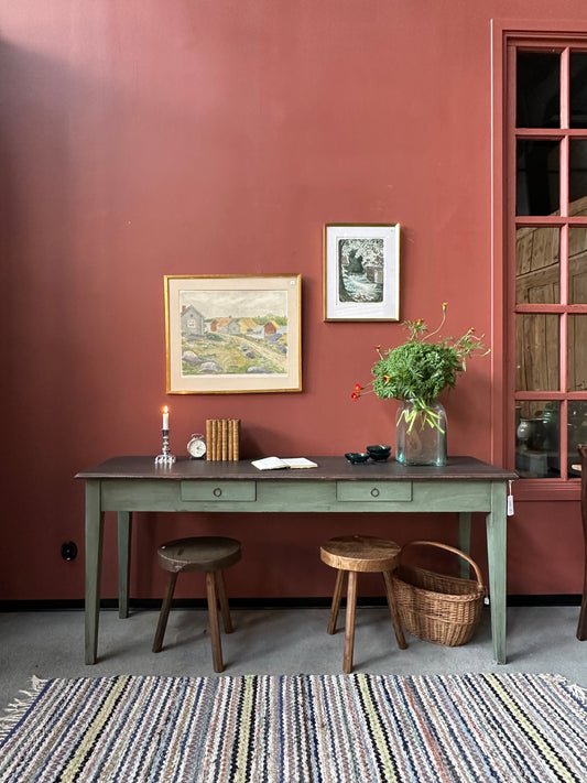 Vackert sideboard i grön nyans