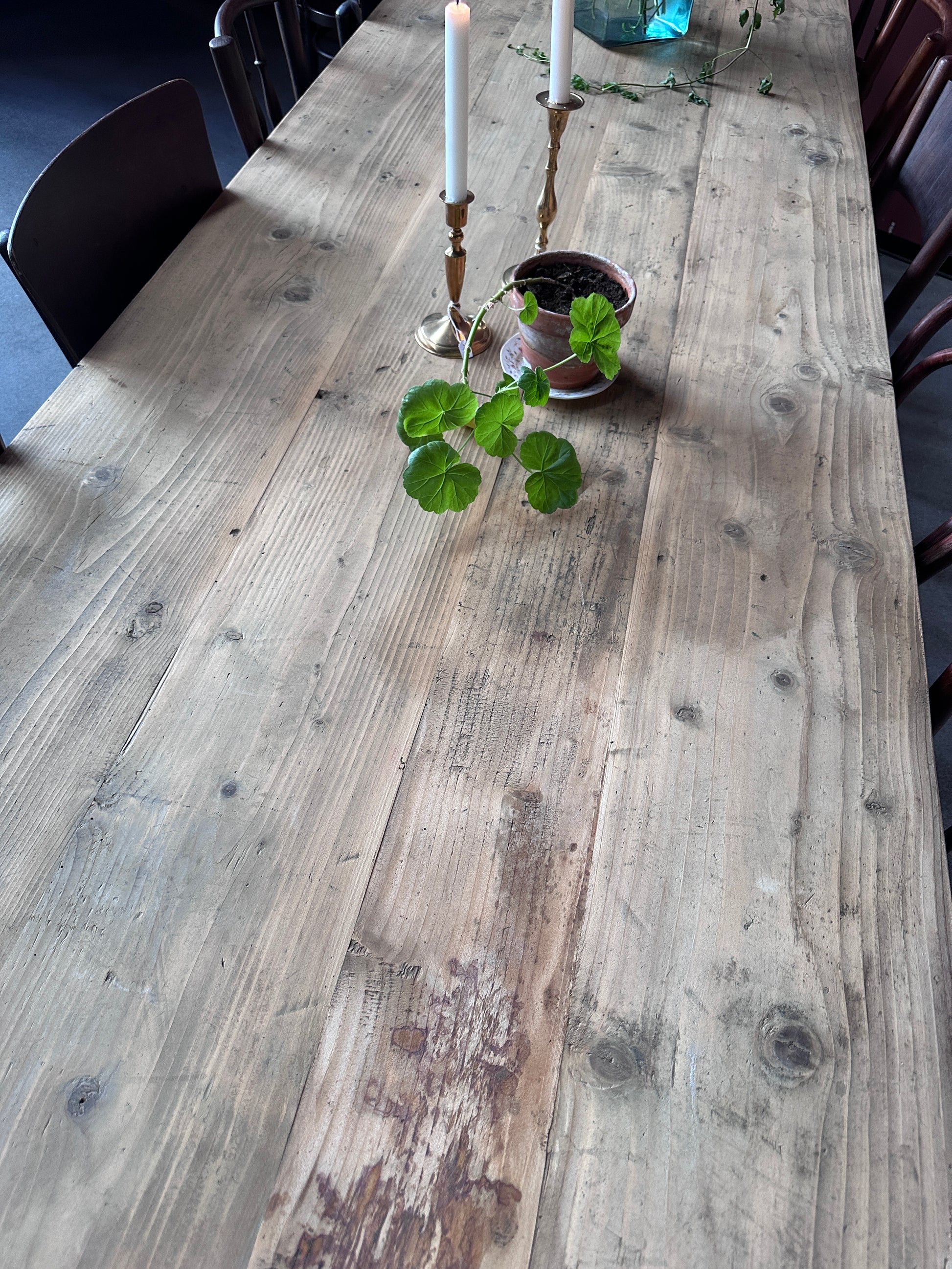 Ett stort nätt och vackert matbord med en gammal bordskiva i furuplank och ett nytillverkat underrede med svarvade ben i furu