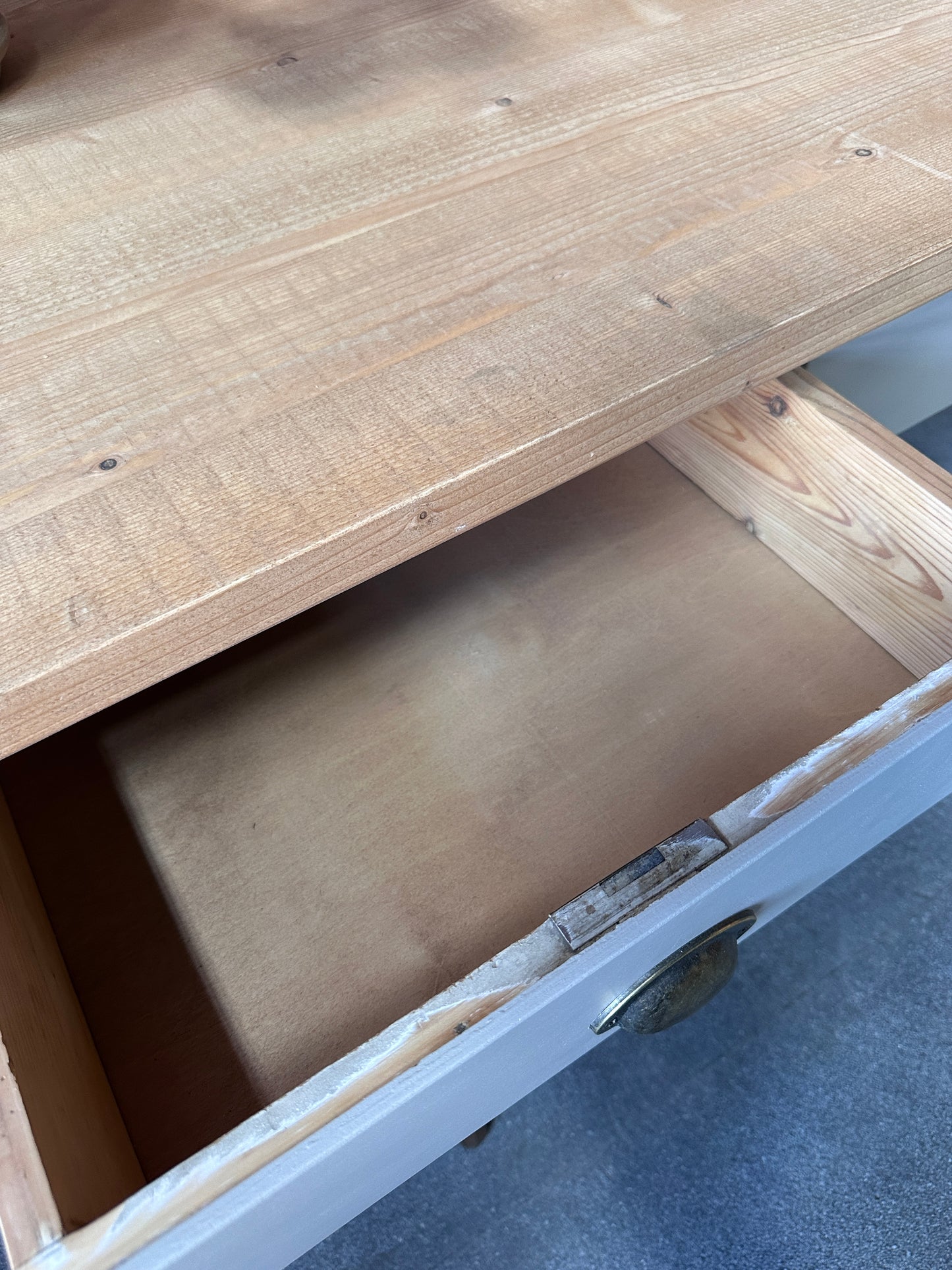 Ett vackert bord/köksö/skrivbord med lådor för praktisk förvaring.
Lådorna har nya skålhandtag i anitikmässing i äldre stil.