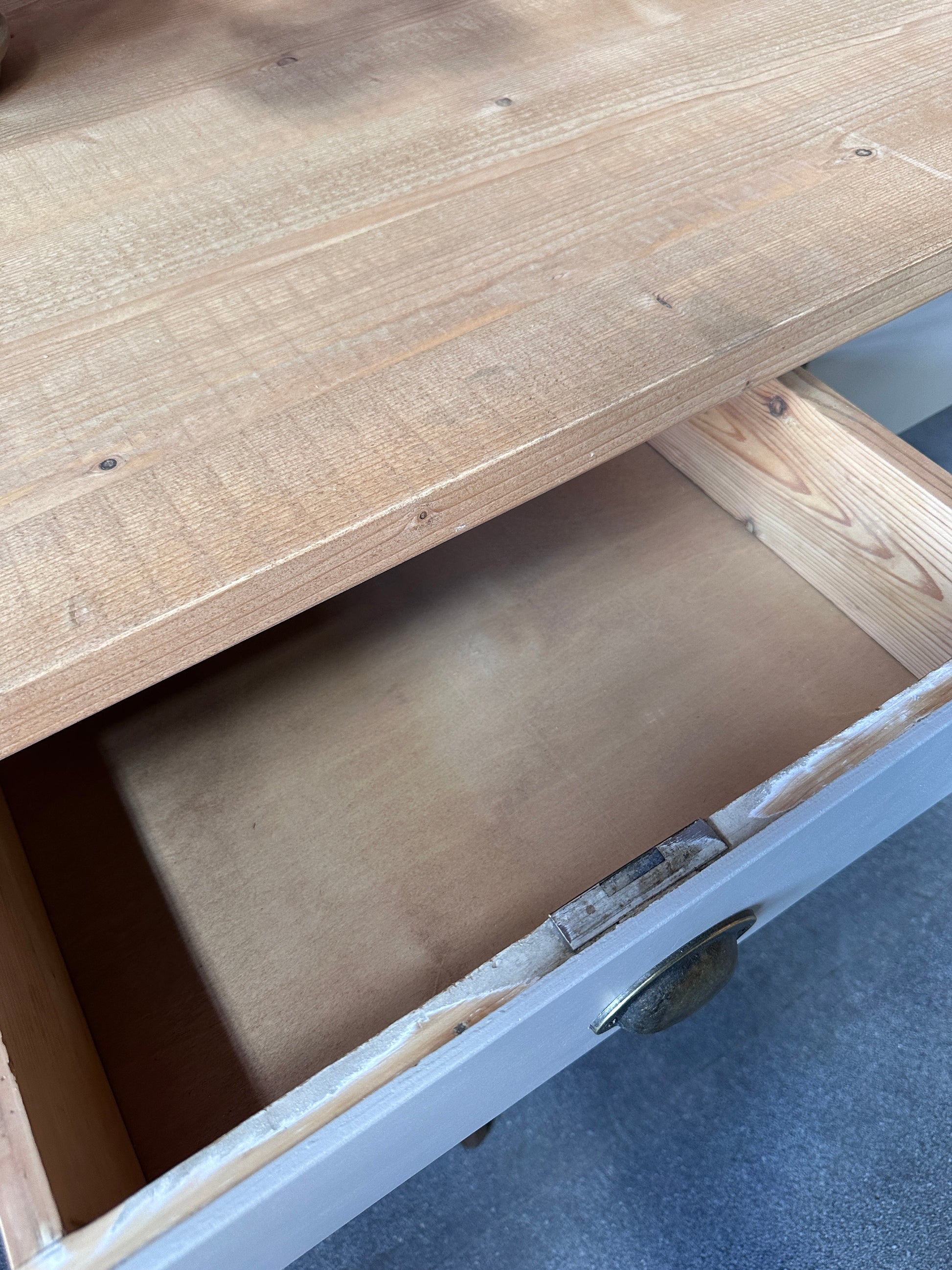 Ett vackert bord/köksö/skrivbord med lådor för praktisk förvaring.
Lådorna har nya skålhandtag i anitikmässing i äldre stil.