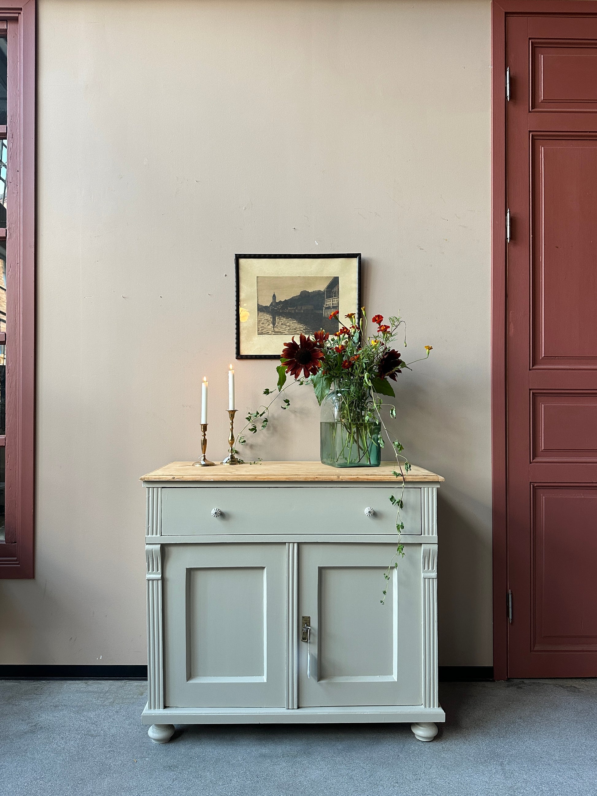 En gammal, vacker kommod med fina detaljer
