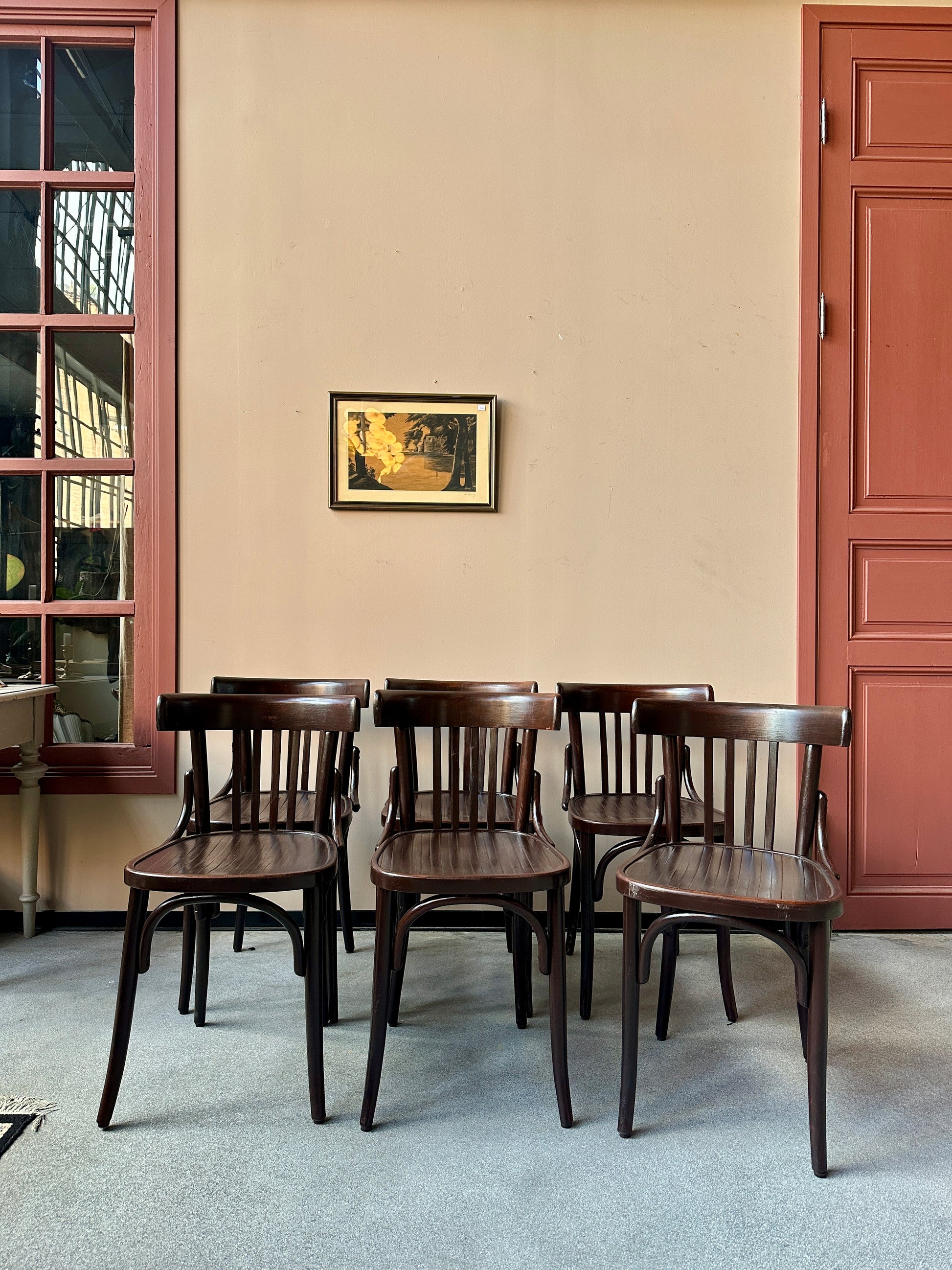 Ett set med 6 st gamla, fina stolar. Dessa har sannolikt stått på någon ungersk restaurang eller bar tidigare.