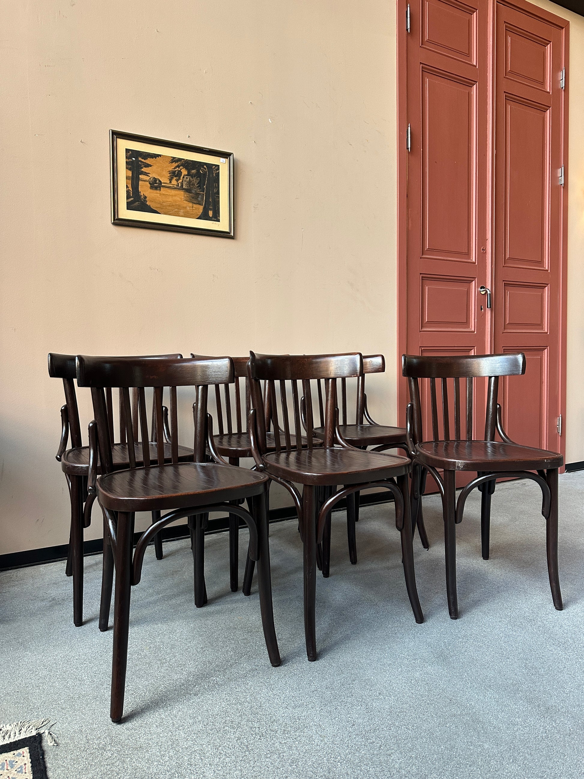 Ett set med 6 st gamla, fina stolar. Dessa har sannolikt stått på någon ungersk restaurang eller bar tidigare.