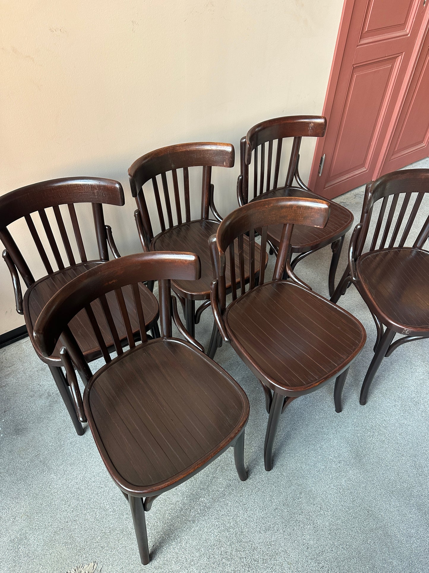 Ett set med 6 st gamla, fina stolar. Dessa har sannolikt stått på någon ungersk restaurang eller bar tidigare.