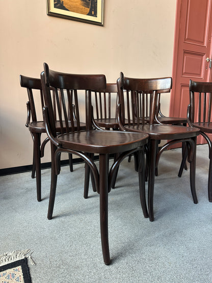 Ett set med 6 st gamla, fina stolar. Dessa har sannolikt stått på någon ungersk restaurang eller bar tidigare.