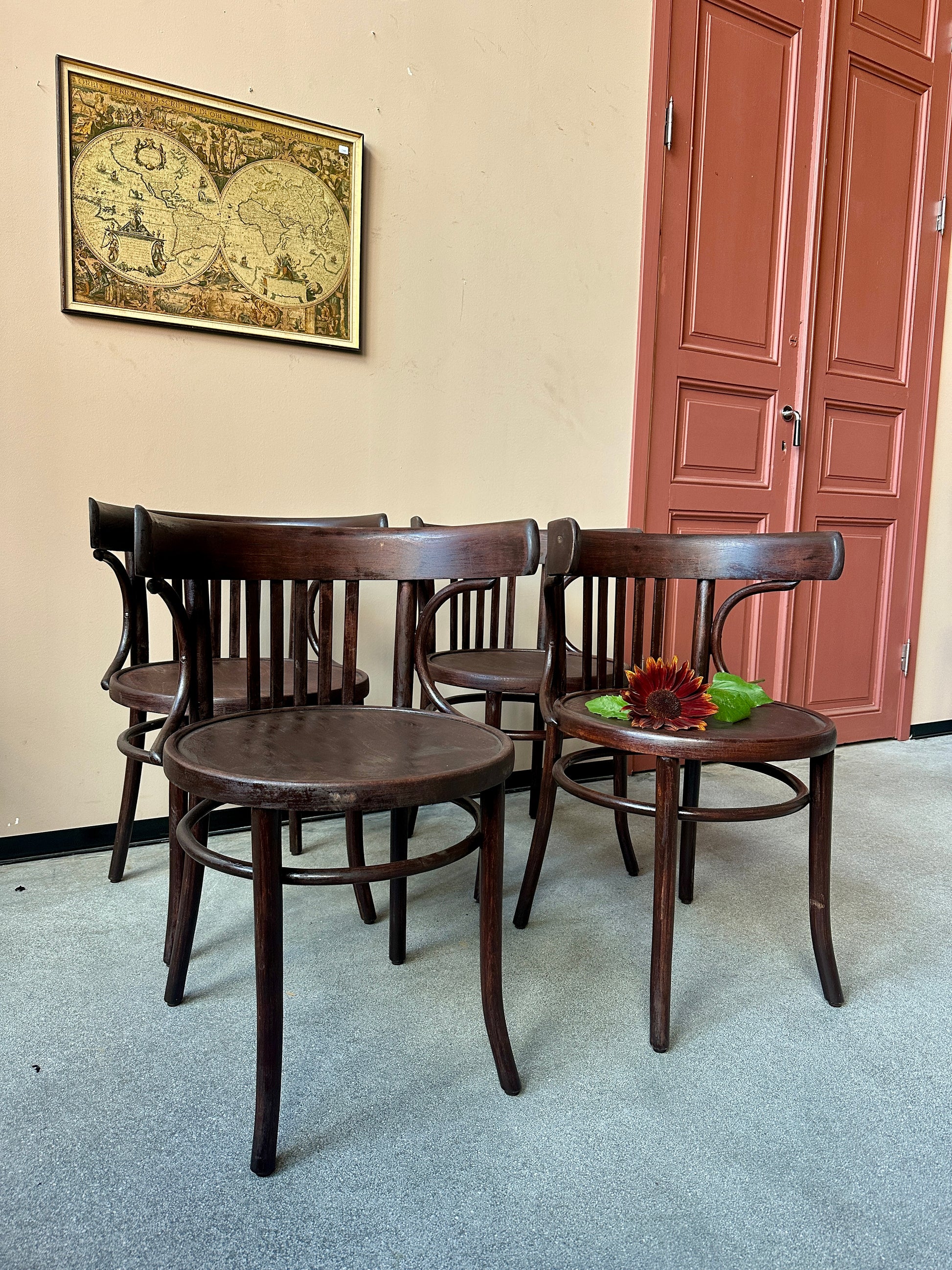 Ett set med 4 st gamla, fina och stora karmstolar. Dessa har sannolikt stått på någon ungersk restaurang eller bar tidigare.