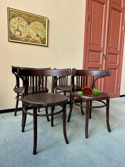 Ett set med 4 st gamla, fina och stora karmstolar. Dessa har sannolikt stått på någon ungersk restaurang eller bar tidigare.