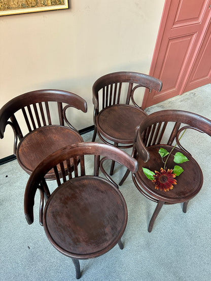 Ett set med 4 st gamla, fina och stora karmstolar. Dessa har sannolikt stått på någon ungersk restaurang eller bar tidigare.