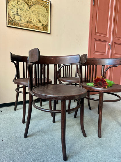 Ett set med 4 st gamla, fina och stora karmstolar. Dessa har sannolikt stått på någon ungersk restaurang eller bar tidigare.