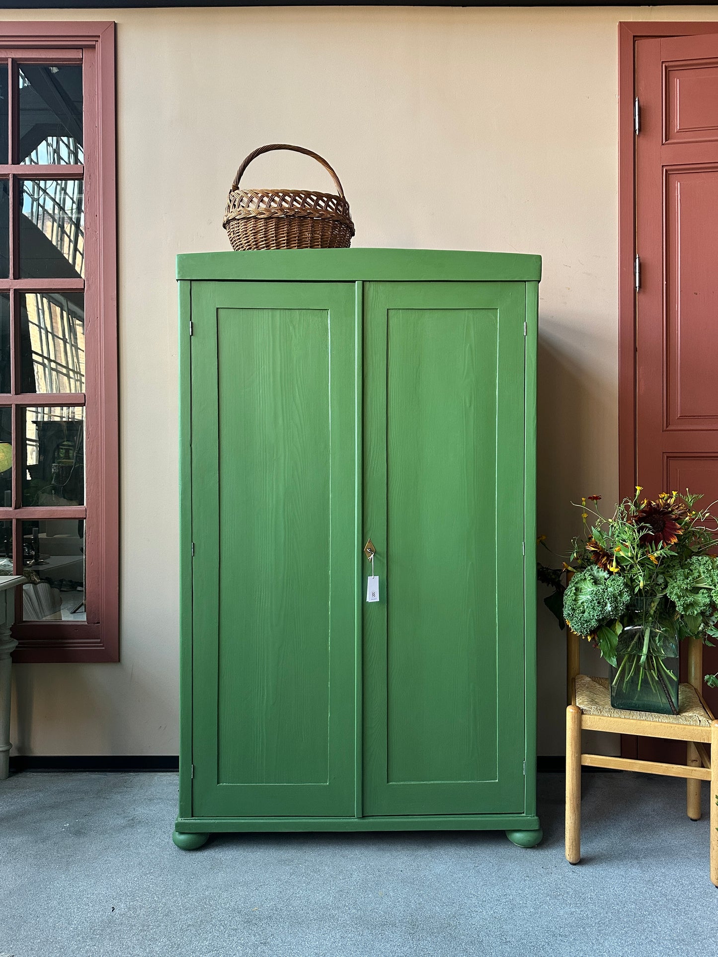 Ett gammalt vackert grönt linneskåp med raka former och färre detaljer