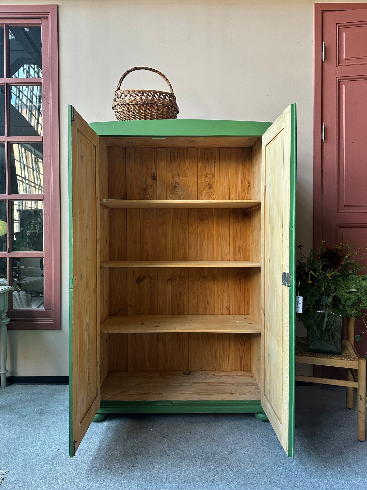 Ett gammalt vackert grönt linneskåp med raka former och färre detaljer