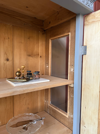Ett gammalt vackert vitrinskåp med många vackra detaljer.
Skåpet har vitringlas även i sidorna för vackert ljusinsläpp