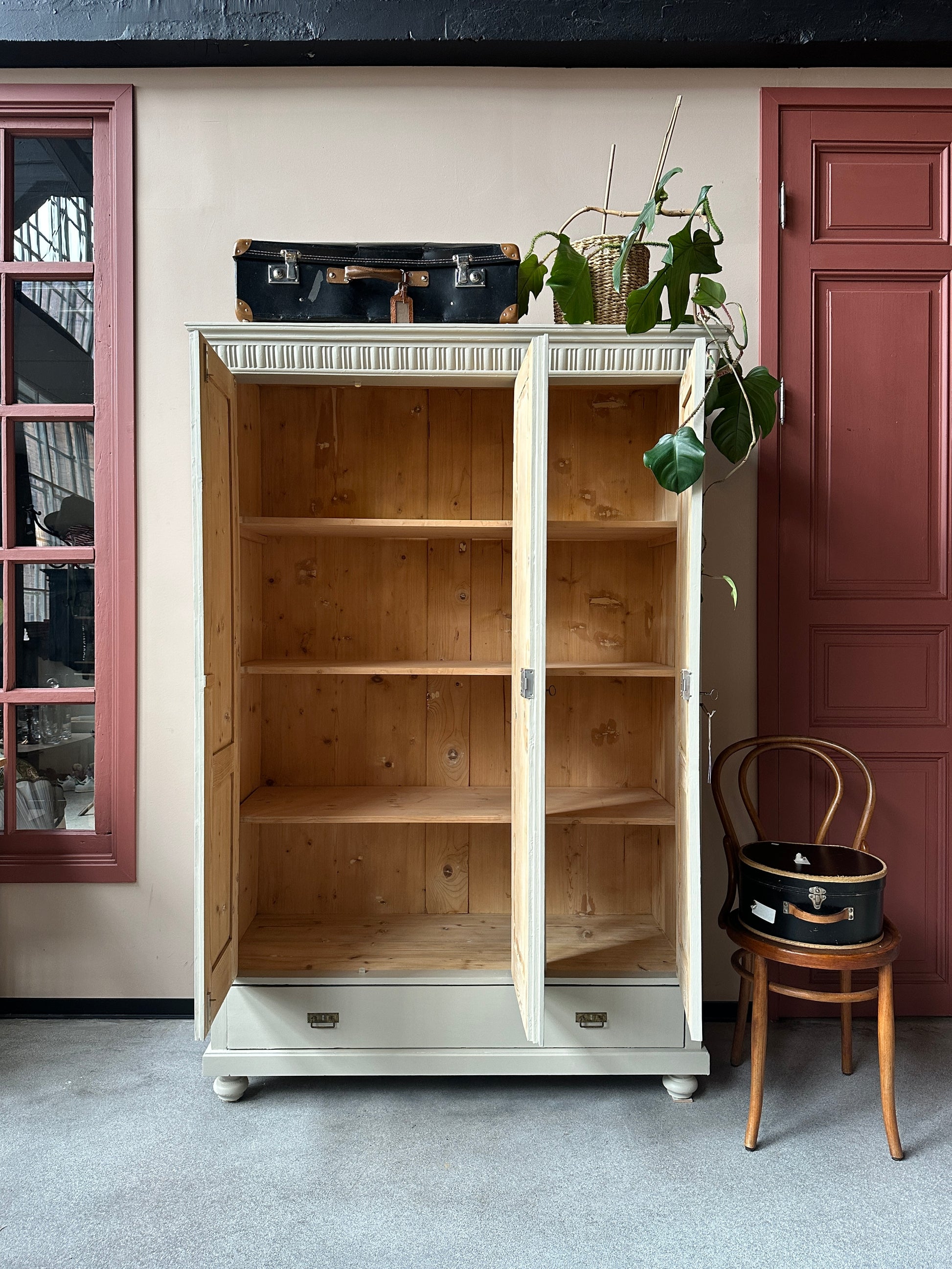 tt gammalt stort och vackert linneskåp med klassiska former och fina detaljer.