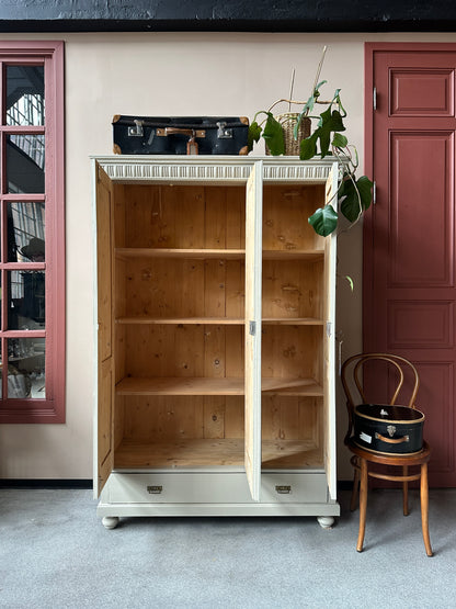 tt gammalt stort och vackert linneskåp med klassiska former och fina detaljer.