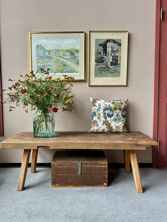 En gammal bänk med många användningsområden; soffbord, dagbädd eller sideboard.