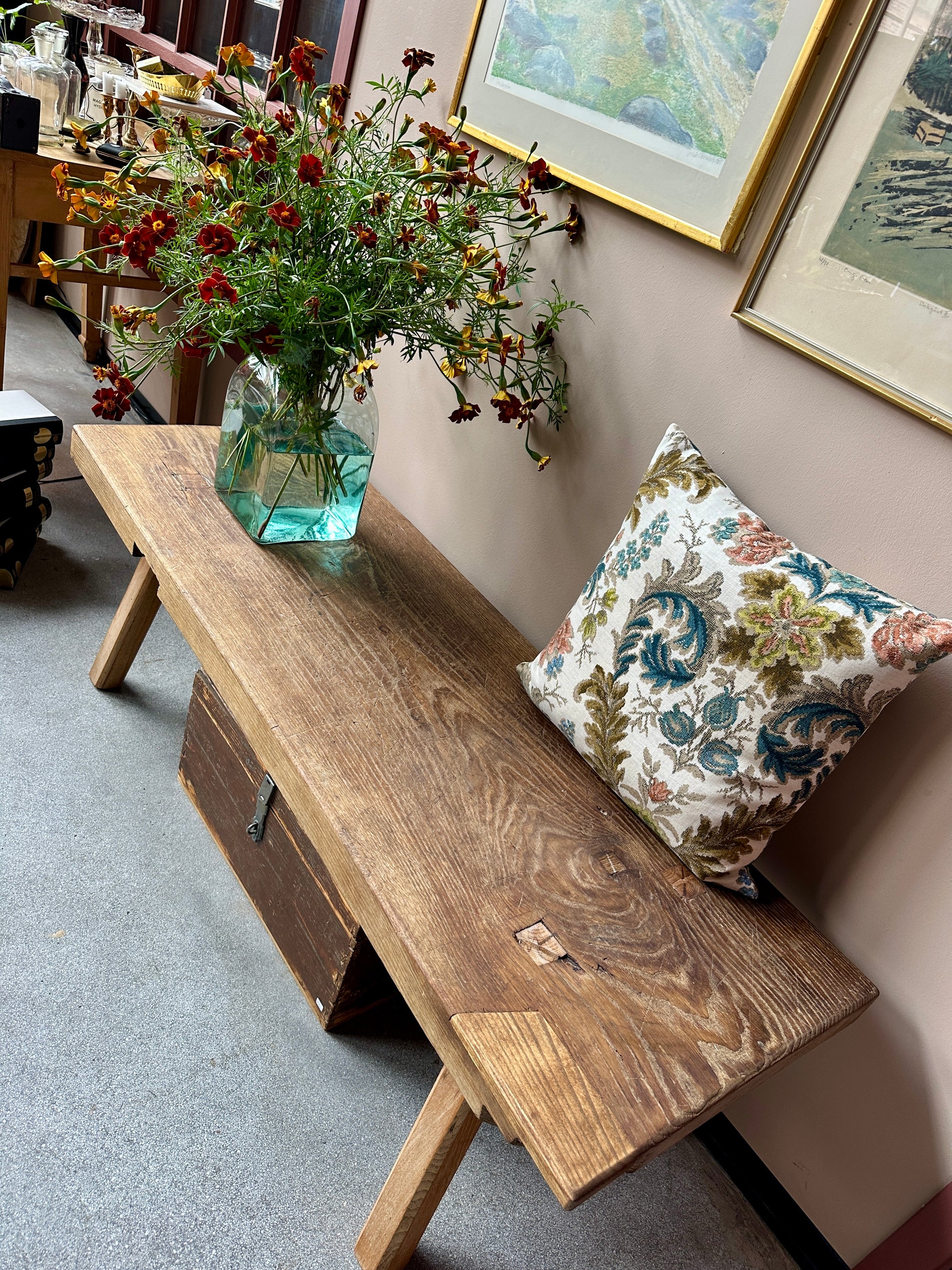 En gammal bänk med många användningsområden; soffbord, dagbädd eller sideboard.