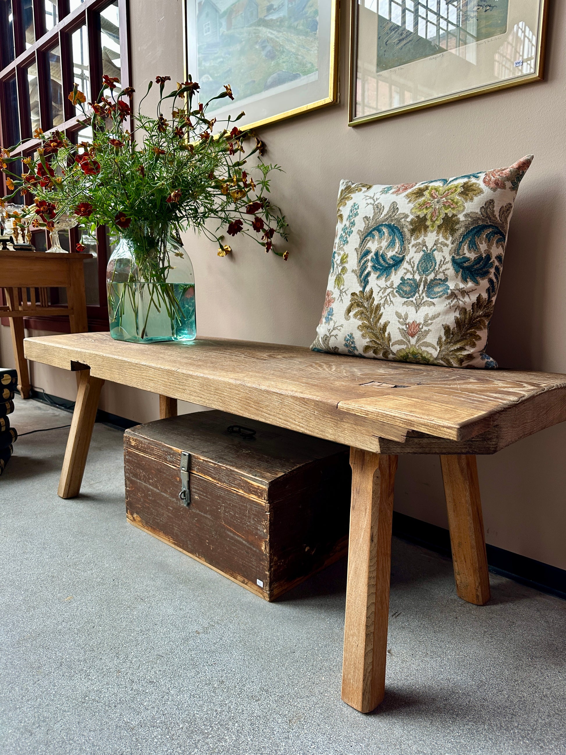 En gammal bänk med många användningsområden; soffbord, dagbädd eller sideboard.