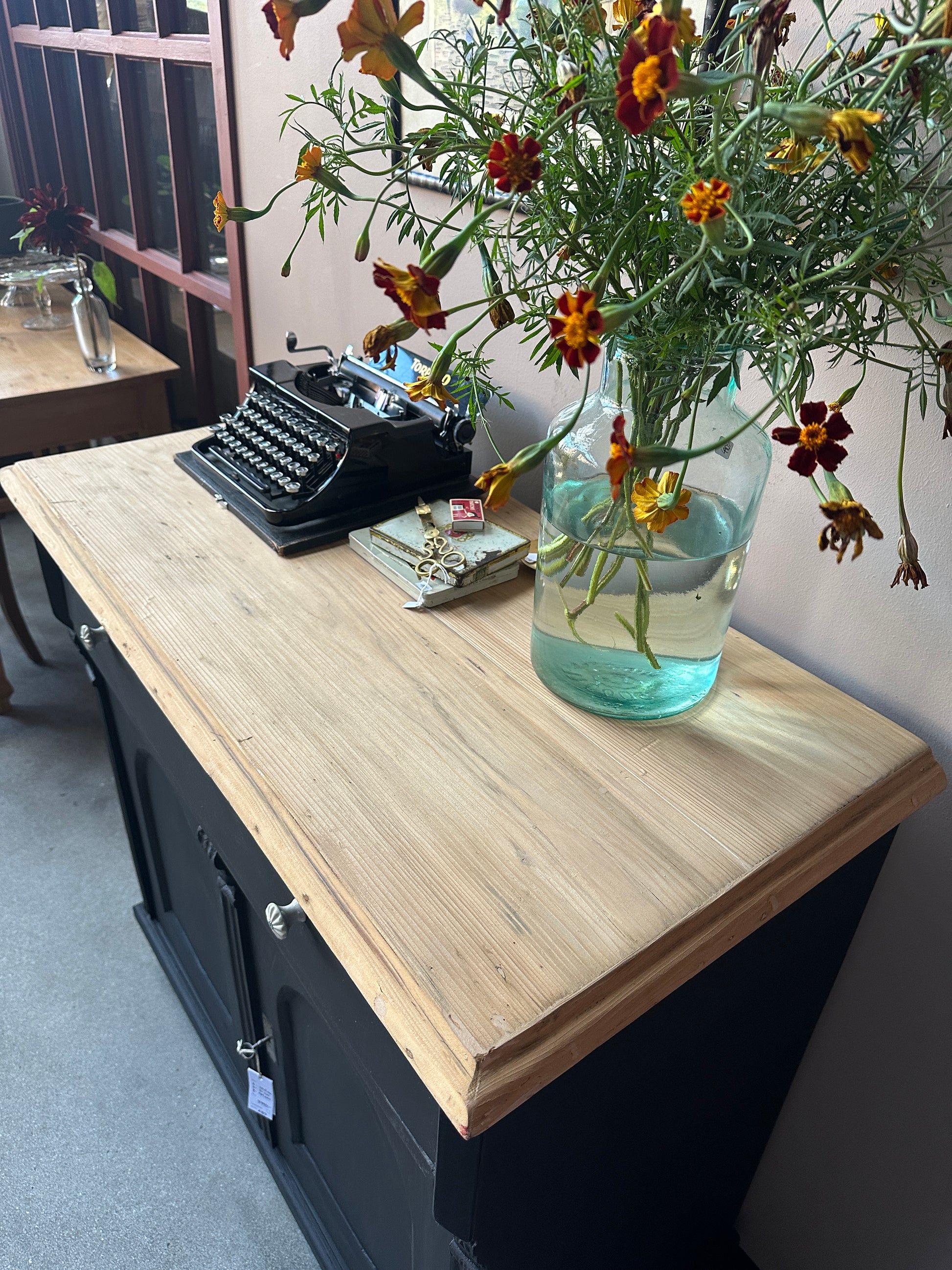 En gammal, vacker kommod med fina detaljer.&nbsp;
Bakom dörrarna döljer sig gott om förvaring, liksom i den rejäla lådan med vackra porslinsknoppar i gammal stil