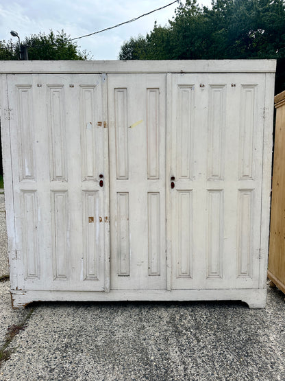 Ett stort gammalt vackert klädskåp med fina former och utsmyckade detaljer.