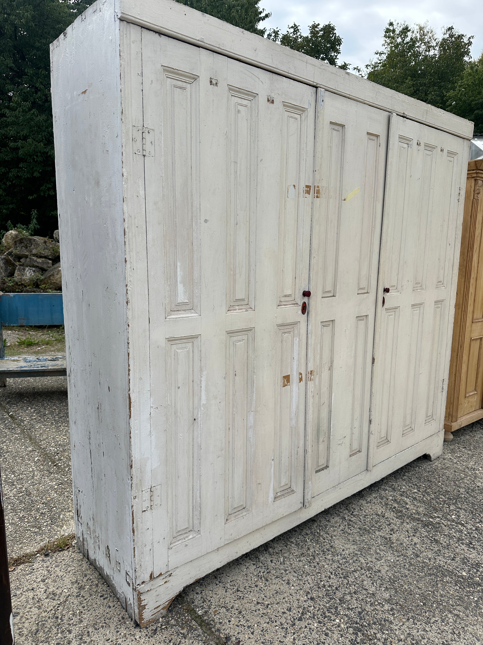 Ett stort gammalt vackert klädskåp med fina former och utsmyckade detaljer.