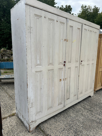 Ett stort gammalt vackert klädskåp med fina former och utsmyckade detaljer.